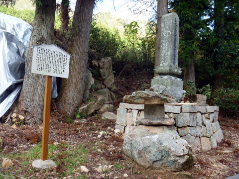 最後の竹田城主赤松広秀の供養塔と館跡がある法樹寺